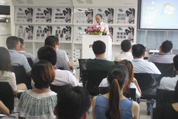 正睿许老师在管理升级总结大会上做精彩宣讲