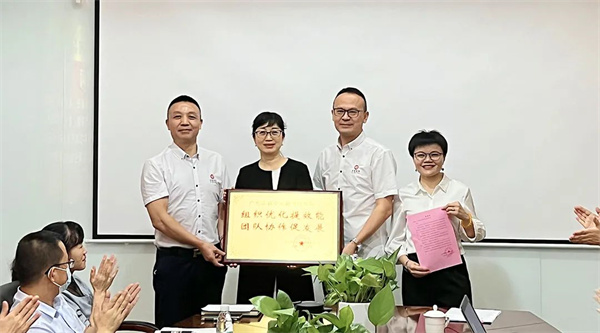 源生园姚总（左2）向正睿咨询集团颁发牌匾及感谢信