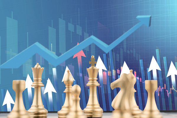 全面评估战略风险，及时调整战略方向