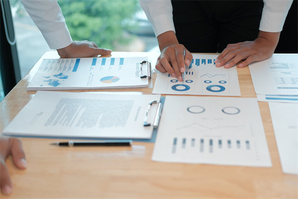 在薪酬绩效管理中，如何融入员工个人发展计划？