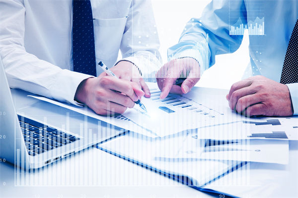 如何通过预算分析，识别企业运营中的潜在风险与机遇？