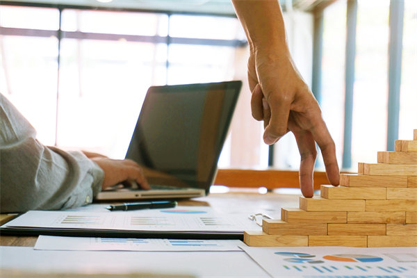 哪个年度经营计划管理咨询公司最可靠，可助企业落地目标？